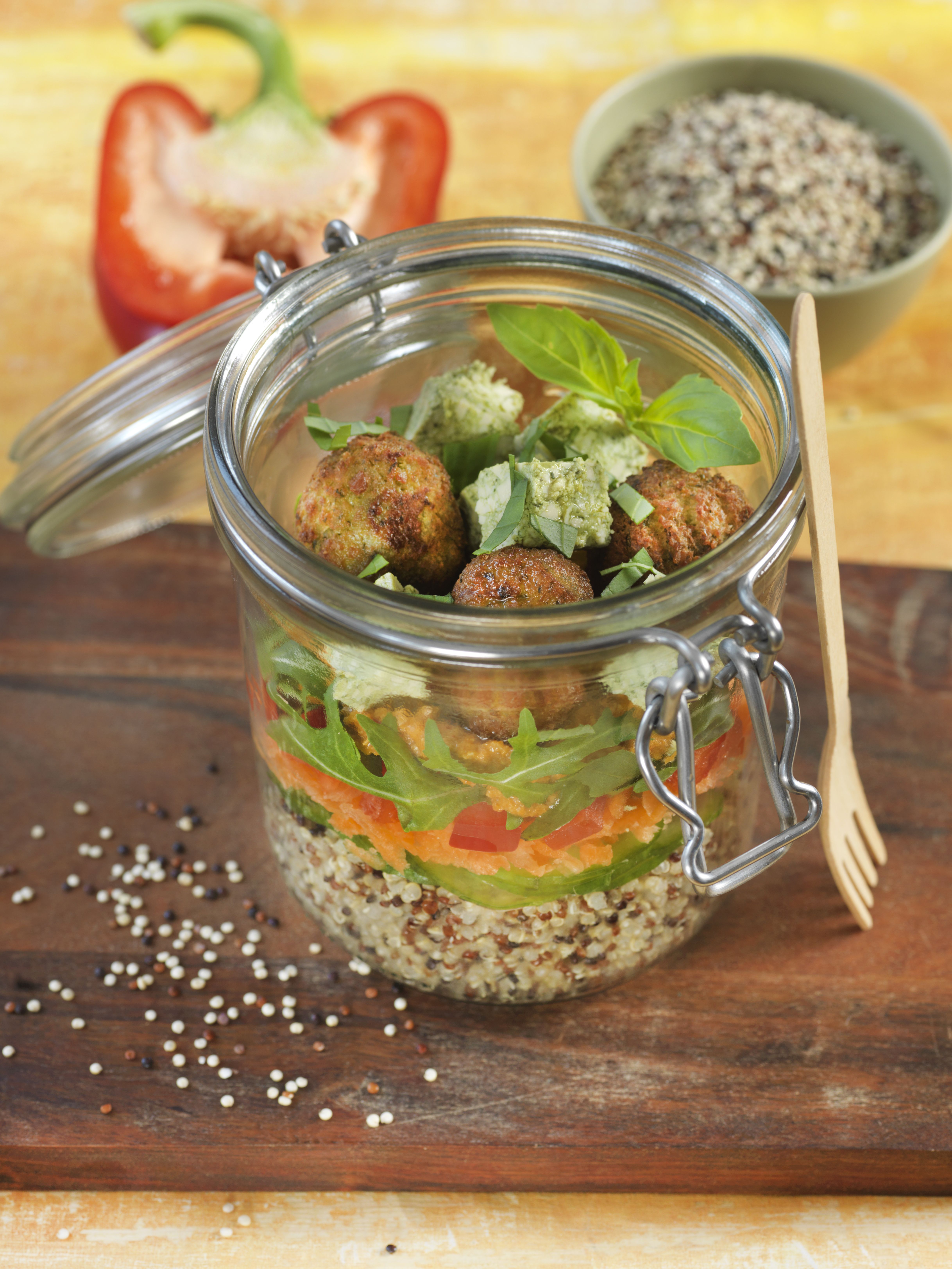Salade en bocal (quinoa, falafel, tofu et légumes de saison) Salade en bocal (quinoa, falafel, tofu et légumes de saison)